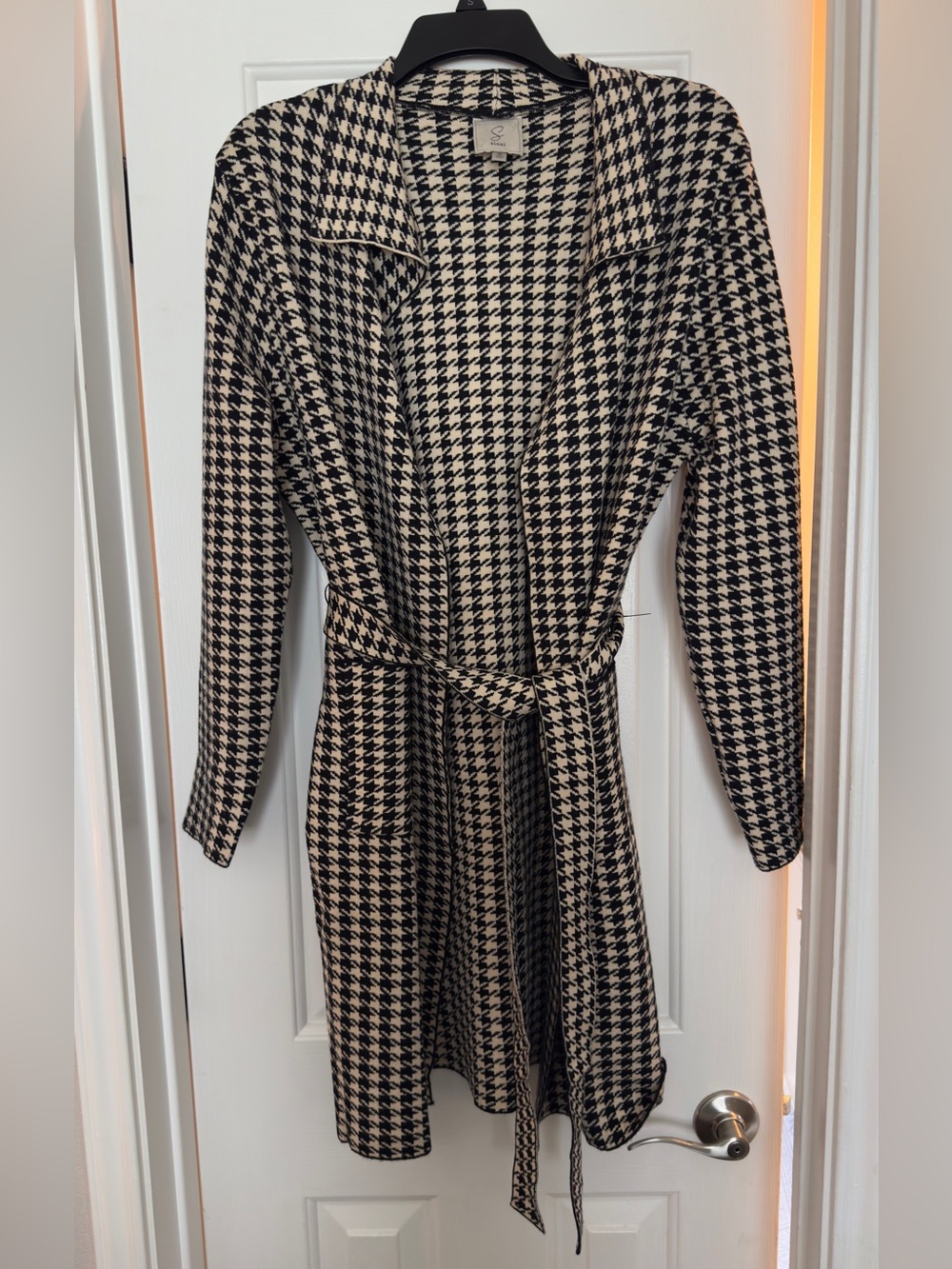 Sioni Black and Cream Houndstooth Long Sleeve Belted cardigan
